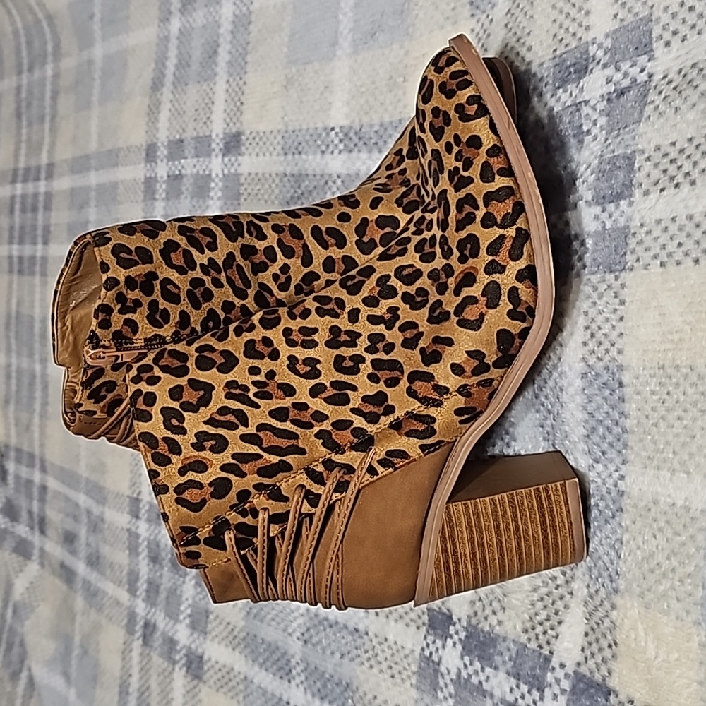 Very Volatile Ladies Leopard Boots Sz 9